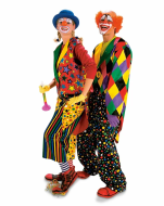 Clowns in selbstgenähtem bunten Clownskostüm