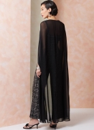 Schnittmuster modischer Damenoverall mit Trägern und angesetztem Cape Vogue 2111 Gr. 30-48