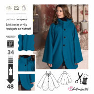 Frau trägt blaue Poncho-Jacke aus Walkstoff nach dem...