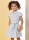 Modell trägt ein geknöpftes Mädchenkleid mit kurzen Ärmeln genäht nach dem Schnittmuster 7033 von Butterick