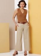 Modell trägt eine weite Damenhose, Hüfthose in 2 Längen mit Stoffgürtel genäht nach dem Schnittmuster 7024 von Butterick