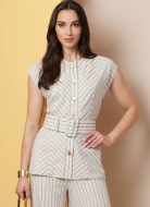 Modell trägt eine klassische Damenkombination aus geknöpftem Oberteil und weiterer Damenhose genäht nach dem Schnittmuster 7028 von Butterick