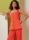 Modell trägt eine legere Damenkombination mit Trägershirt genäht nach dem Schnittmuster 7046 von Butterick
