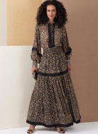 Modell trägt eine bodenlange Boho-Kombination mit Stufenrock genäht nach dem Schnittmuster 2127 von Vogue