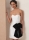 Modell trägt ein kurzes Minikleid mit passendem Cape und dekorativer Schleife genäht nach dem Schnittmuster 2133 von Vogue