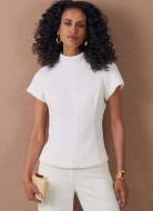 Modell trägt ein stylisches Oberteil mit hochgezogenem Kragen und Abnähern genäht nach dem Schnittmuster 2134 von Vogue