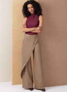 Modell trägt eine legere Damenhose, Wickelhose mit drapiertem Vorderteil genäht nach dem Schnittmuster 2138 von Vogue