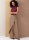 Modell trägt eine legere Damenhose, Wickelhose mit drapiertem Vorderteil genäht nach dem Schnittmuster 2138 von Vogue