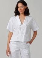 Modell trägt eine modische Damenkombi aus Hemdbluse und Bermuda genäht nach dem Schnittmuster 8611 von McCalls