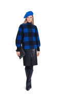 Modell trägt ein voluminöses Sweatshirt mit Statementärmeln genäht nach dem Schnittmuster 5716 von Burda