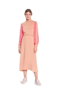 Modell trägt ein vielseitiges Kleid mit Stehkragen genäht nach dem Schnittmuster 5696 von Burda