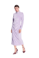Modell trägt ein figurbetontes Kleid mit Drapierung genäht nach dem Schnittmuster 5684 von Burda