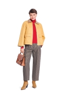 Modell trägt eine modische Jacke mit XL-Taschen genäht nach dem Schnittmuster 5695 von Burda