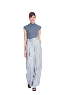 Modell trägt eine elegante Sommerhose, Marlenehose mit Bundfalten genäht nach dem Schnittmuster 5718 von Burda