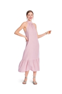 Modell trägt ein süßes Kleid mit Neckholder und freien Schultern genäht nach dem Schnittmuster 5737 von Burda