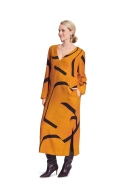 Modell trägt ein feminines Kleid mit Empirenaht genäht nach dem Schnittmuster 5704 von Burda