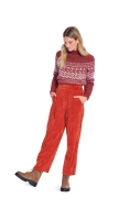 Modell trägt eine modische Hose mit Knopfleiste genäht nach dem Schnittmuster 5699 von Burda