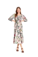 Modell trägt eine romantische Bluse mit Raglanärmeln genäht nach dem Schnittmuster 5741 von Burda