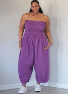 Modell trägt ein sommerlicher Jumpsuit für Damen in zwei Längen von Brittany J. Jones genäht nach dem Schnittmuster 2122 von knowME