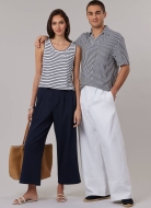 Modell trägt eine lässige Unisex-Hose mit weiten Beinen genäht nach dem Schnittmuster 8588 von McCalls