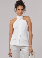 Modell trägt ein elegantes Oberteil mit Knopfleiste und verdrehtem Neckholder-Träger genäht nach dem Schnittmuster 8579 von McCalls