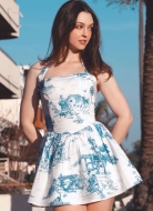 Modell trägt ein minikurzes Sommerkleid mit Neckholder-Träger genäht nach dem Schnittmuster 8578 von McCalls
