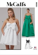 Schnittmusterhülle zeigt ein elegantes Maxikleid mit...