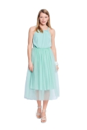 Modell trägt ein sommerliches Damenkleid mit Überrock und Träger am Ausschnitt, auch zum Binden genäht nach dem Schnittmuster 5635 von Burda