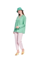 Modell trägt eine bequeme Damenbluse, Blusenshirt mit V-Ausschnitt genäht nach dem Schnittmuster 5665 von Burda
