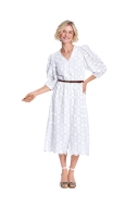 Modell trägt ein durchgeknöpftes Damenkleid mit Puffärmeln, auch als Bluse genäht nach dem Schnittmuster 5669 von Burda