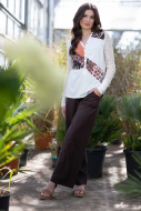 Modell trägt eine bequeme Damenhose, Culotte mit Taschenvariationen genäht nach dem Schnittmuster 00779 von pattern company
