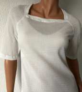Modell trägt ein hübsches Raglanshirt mit eckigem Ausschnitt genäht nach dem Schnittmuster 06935 von pattern company