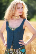Modell trägt ein geknöpftes Miedertop mit schmalen Trägern genäht nach dem Schnittmuster 07617 von pattern company
