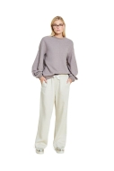Modell trägt ein gemütlicher Pullover für Damen, Damenweste genäht nach dem Schnittmuster 5590 von Burda
