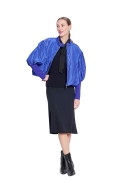Modell trägt eine modische Kurzjacke mit weiten Ärmeln genäht nach dem Schnittmuster 5596 von Burda