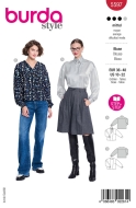 Schnittmusterhülle zeigt eine feminine Damenbluse...