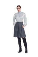 Modell trägt eine feminine Damenbluse mit Schulterpasse genäht nach dem Schnittmuster 5597 von Burda