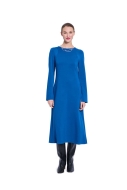 Modell trägt ein ausgestelltes Jersey-Kleid für Damen genäht nach dem Schnittmuster 5599 von Burda