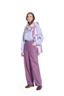 Modell trägt eine modische Damenhose als Karottenhose genäht nach dem Schnittmuster 5603 von Burda