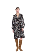 Modell trägt ein lockeres Damenkleid mit Raglanärmeln genäht nach dem Schnittmuster 5605 von Burda