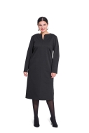 Modell trägt ein schmeichelhaftes Damenkleid mit vorderer Teilungsnaht genäht nach dem Schnittmuster 5606 von Burda