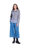 Modell trägt ein kurzer Damenpullover mit breitem Kragen genäht nach dem Schnittmuster 5608 von Burda