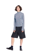 Modell trägt ein schmales Damenshirt mit langen Ärmeln genäht nach dem Schnittmuster 5610 von Burda