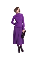 Modell trägt ein figurnahes Jerseykleid mit seitlicher Raffung genäht nach dem Schnittmuster 5616 von Burda