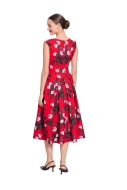 Modell trägt ein feminines Damenkleid mit tiefen Kellerfalten genäht nach dem Schnittmuster 5618 von Burda