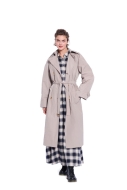 Modell trägt ein klassischer Damenmantel mit Trenchcoat-Details genäht nach dem Schnittmuster 5620 von Burda