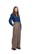 Modell trägt eine klassische Damenhose mit Bügelfalte genäht nach dem Schnittmuster 5621 von Burda
