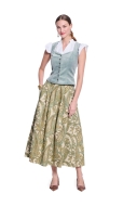Modell trägt ein modisches Damendirndl mit passender Dirndlbluse und Schürze genäht nach dem Schnittmuster 5625 von Burda