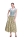 Modell trägt ein modisches Damendirndl mit passender Dirndlbluse und Schürze genäht nach dem Schnittmuster 5625 von Burda