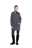 Modell trägt ein bequemes Damenkleid mit aufgesetzten Taschen genäht nach dem Schnittmuster 5627 von Burda